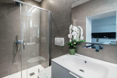 Villa Maraini Lake View - Sauna & Jacuzzi