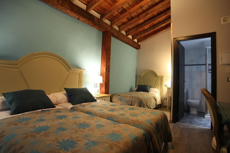 Hostal Douris Temple