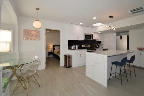 The Cove Modern Retreat - All