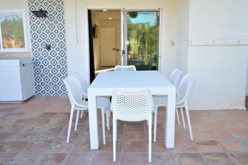 The Cove Modern Retreat - All