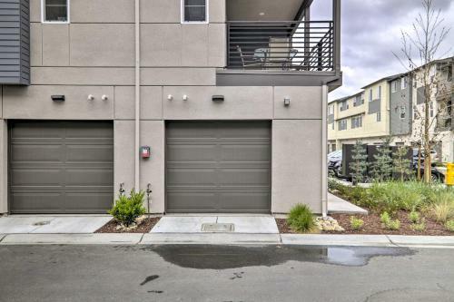 Modern Bay Area Retreat About 7 Mi To Shoreline!