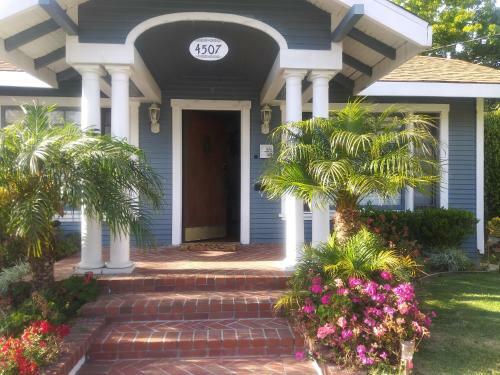 Charming Colonial Craftsman Cottage On Hillside