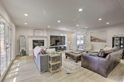 Luxury Mountain View Retreat Central Location!