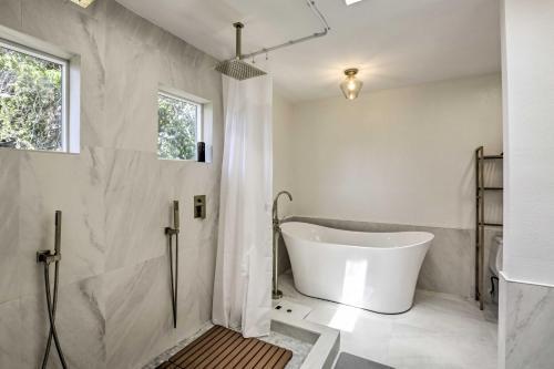 Luxury Mountain View Retreat Central Location!