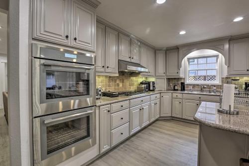 Luxury Mountain View Retreat Central Location!