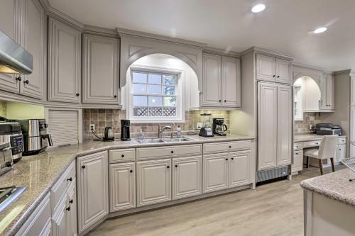 Luxury Mountain View Retreat Central Location!