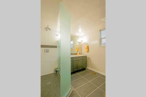 3 Bed 3 Bath Heated Pool Hot Tub Downtown