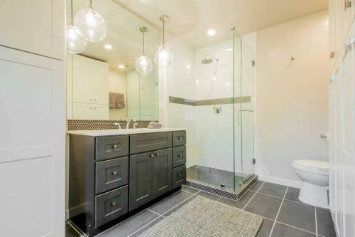 3 Bed 3 Bath Heated Pool Hot Tub Downtown