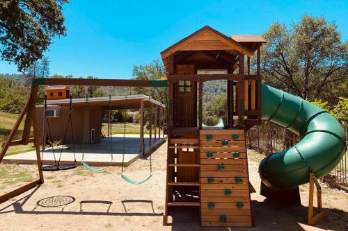 Private Mountain Retreat With Pool And Mini-golf