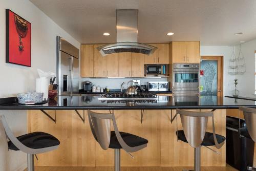 Beach Front 5b/3bt 3200sq Huge Luxury Only 7 Miles From San Francisco
