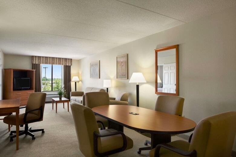 Hotel Wingate By Wyndham Louisville East