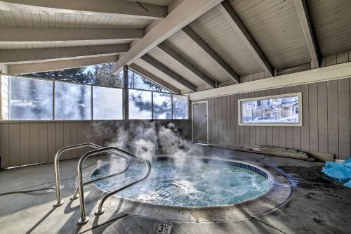 Mammoth Lakes Getaway With Shared Pool, Hot Tub