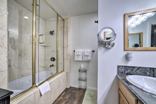 Mammoth Lakes Getaway With Shared Pool, Hot Tub