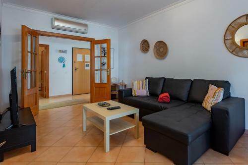 Authentic 2bdr Apartment W/pool By Lovelystay
