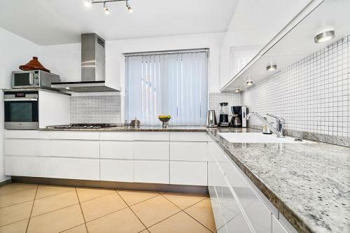 Private Room In A Luxurious Apartment, With Shared Bathroom & Kitchen
