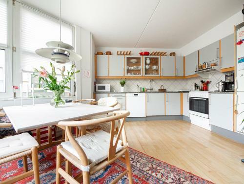 Bright Apartment With Access To A Huge Terrace