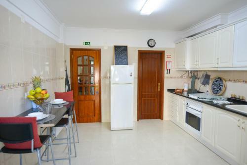 Albergue Mahara Caparica Surf Camp