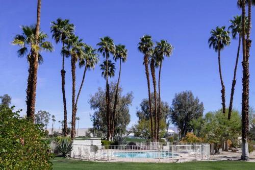 Sleek Rancho Mirage Villa Patio, Pool, Golf!