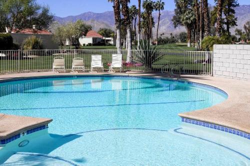 Sleek Rancho Mirage Villa Patio, Pool, Golf!