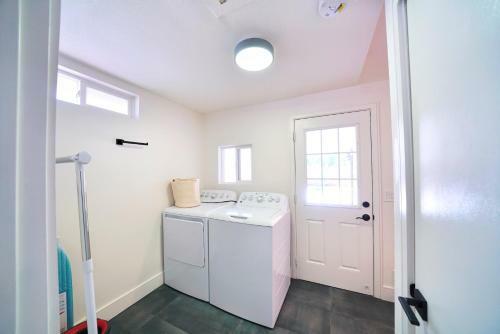 @ Marbella Lane - Vibrant 4br Rwc Ldry + P