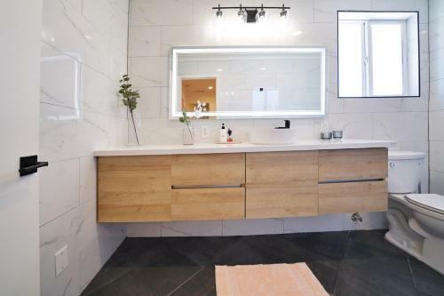 @ Marbella Lane - Vibrant 4br Rwc Ldry + P