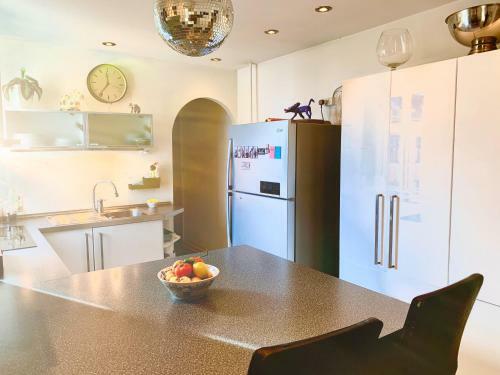 Four Individual Beautiful Spacious Rooms In Stylish Apartment