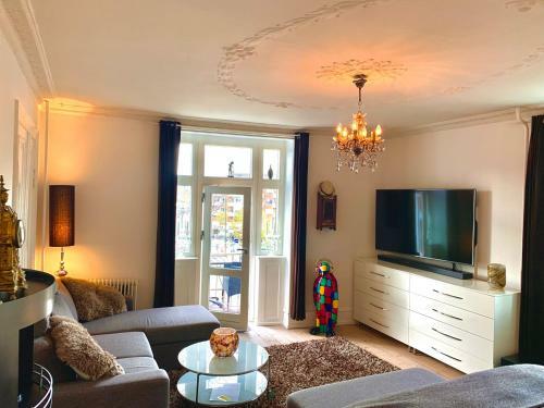 Four Individual Beautiful Spacious Rooms In Stylish Apartment