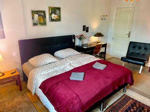 Four Individual Beautiful Spacious Rooms In Stylish Apartment