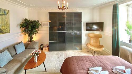 Four Individual Beautiful Spacious Rooms In Stylish Apartment