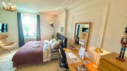 Four Individual Beautiful Spacious Rooms In Stylish Apartment