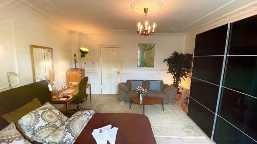 Four Individual Beautiful Spacious Rooms In Stylish Apartment