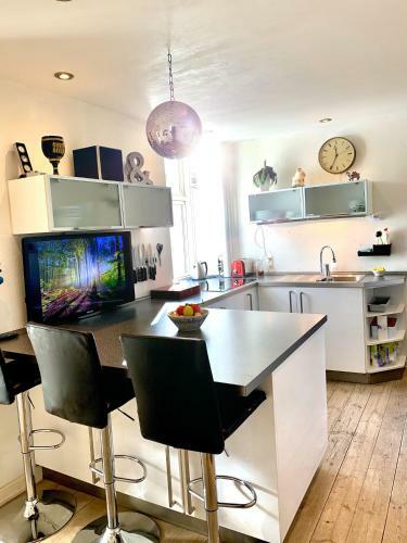 Four Individual Beautiful Spacious Rooms In Stylish Apartment