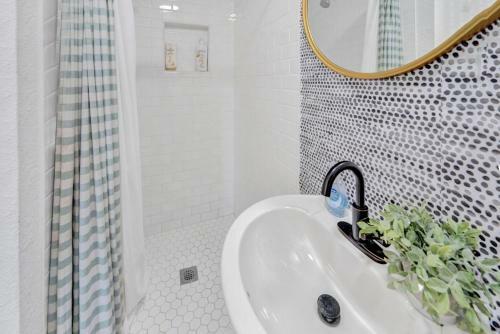 Charming Spanish Mid-century Gem Near Lax/beaches