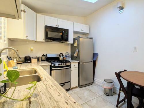 Hillside Bungalow Patio & Parking