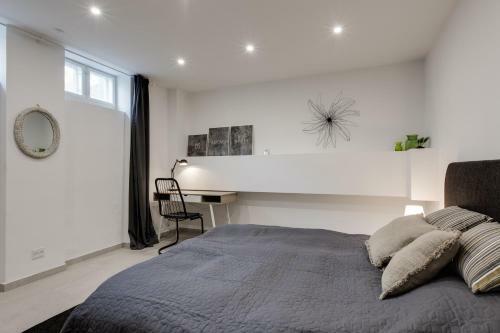 Hostal Cozy Private Basement Room With Workplace