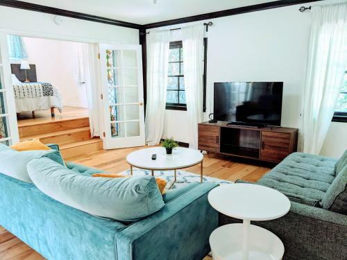 Hostal Mediterranean Chic Home With Pool & Bbq - 3 Br/2ba