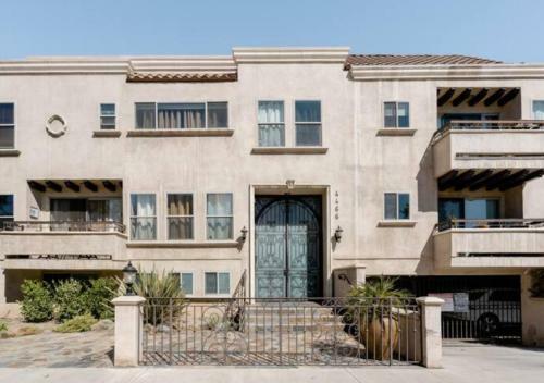 Apartamento Studio City Flat- Queen Bed, Jacuzzi, Free Parking