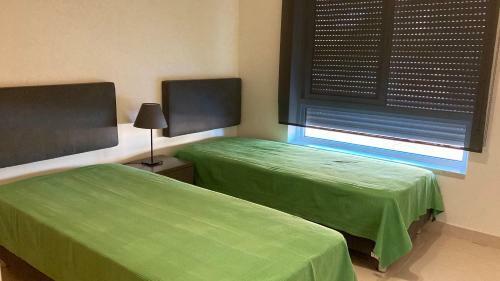Apartamento Com 2 Quartos, Varanda Ampla E Piscina
