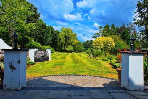 Countryside Escape With Stunning Garden In Surrey
