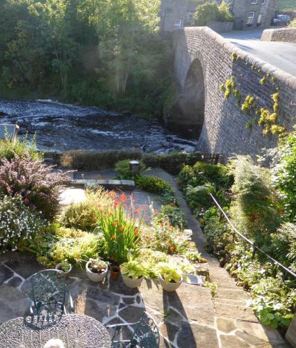 Bridge Cottage, Bainbridge, With Riverside Garden!