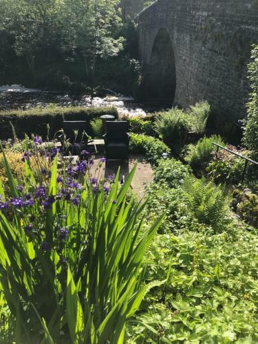 Bridge Cottage, Bainbridge, With Riverside Garden!