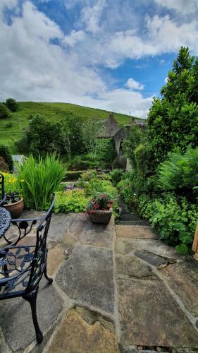 Bridge Cottage, Bainbridge, With Riverside Garden!