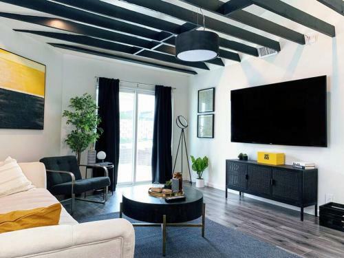 Entire 4-unit Complex With Private Swimming Pool