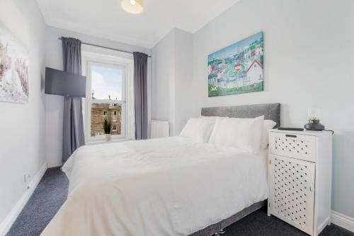 Beautiful 2 3 Bed Apartment With Stunning Views!