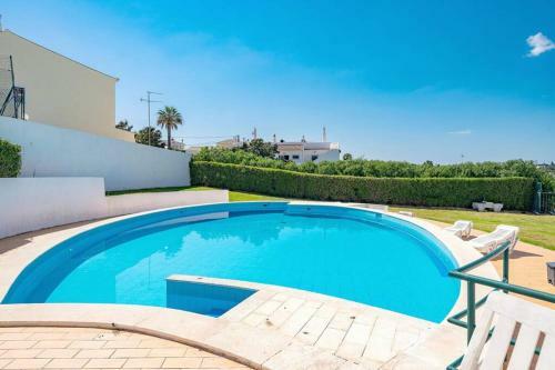 Apartamento T1 Carvoeiro C/piscina E A 300m Praia