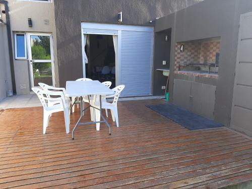 Duplex Monte Hermoso Con Patio Parrila Cochera