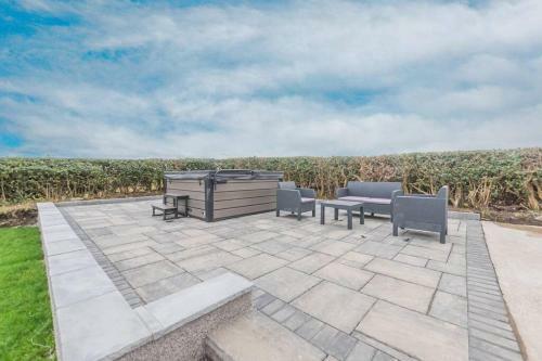4 Bed Cottage With Hot Tub
