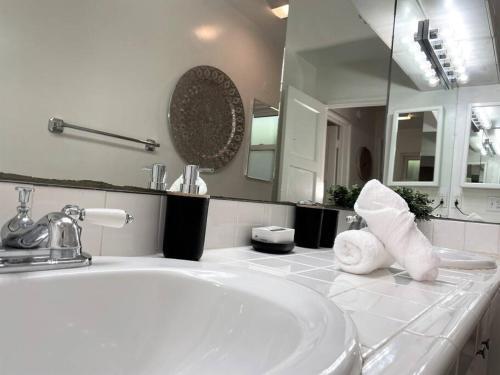 Diamond In Brentwood-lovely 2 Bedroom Private Unit