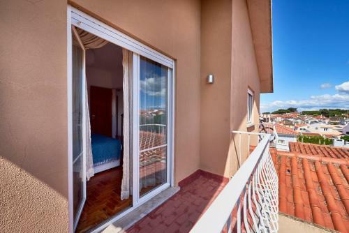 Bright Apartment With Garden In Cascais