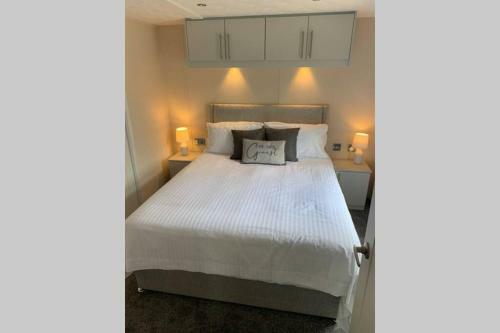 Nightingale Lodge With Hot Tub